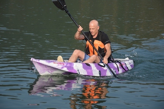 Siéntate en una canoa de pesca con capacidad de carga de 60 kg y tecnología avanzada.
