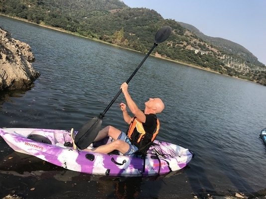 Siéntate en una canoa de pesca con capacidad de carga de 60 kg y tecnología avanzada.