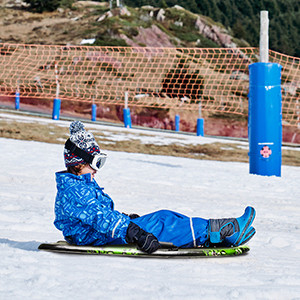 Snowboard de plástico PE para niños en invierno temporada de nieve niños trineos de nieve ligeros