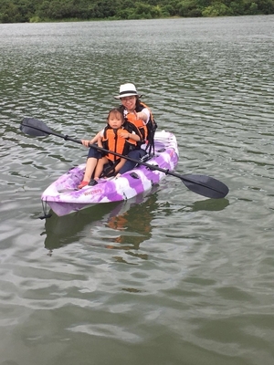 1 persona sentada en la parte superior del kayak 2,7m de longitud Material LLDPE/HDPE ideal para la pesca