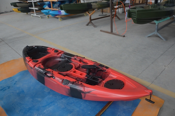 Déjate llevar por tu explorador interior con nuestro kayak pesquero de un solo asiento de camuflaje ligero