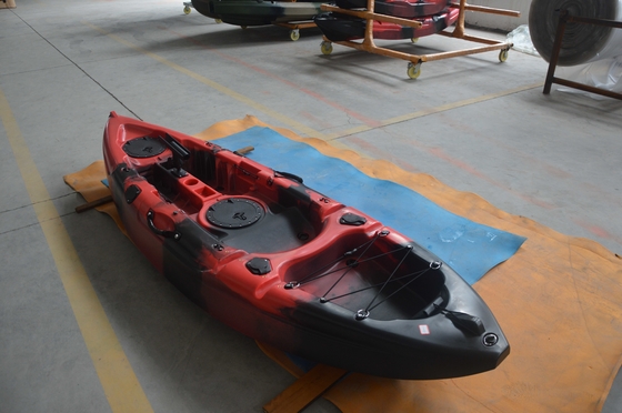Déjate llevar por tu explorador interior con nuestro kayak pesquero de un solo asiento de camuflaje ligero