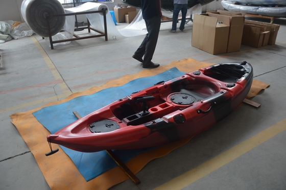 Déjate llevar por tu explorador interior con nuestro kayak pesquero de un solo asiento de camuflaje ligero