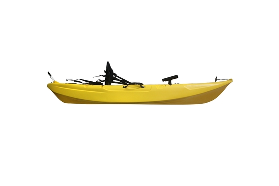 Una sola persona sentada en la parte superior del kayak de pesca para turismo y turismo