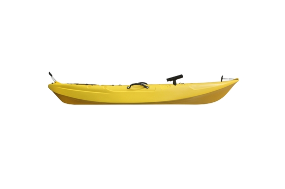 Una sola persona sentada en la parte superior del kayak de pesca para turismo y turismo
