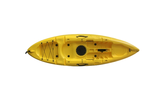 Una sola persona sentada en la parte superior del kayak de pesca para turismo y turismo