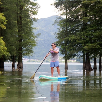 Aumente su experiencia de paddleboarding con nuestra placa de espuma y fibra de vidrio EVA personalizada