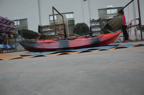 130 kg/287 lbs Capacidad de carga 2.7M 1 persona Sentado en la parte superior del kayak para la pesca de la familia